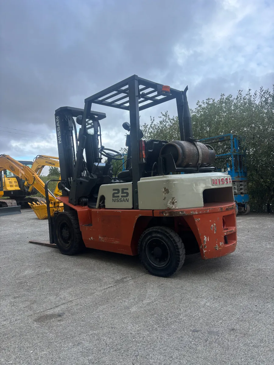 Nissan 25 Forklift - Image 2
