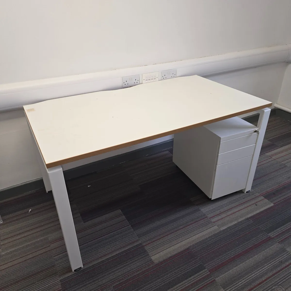 Second hand office desks and pedestals - Image 3
