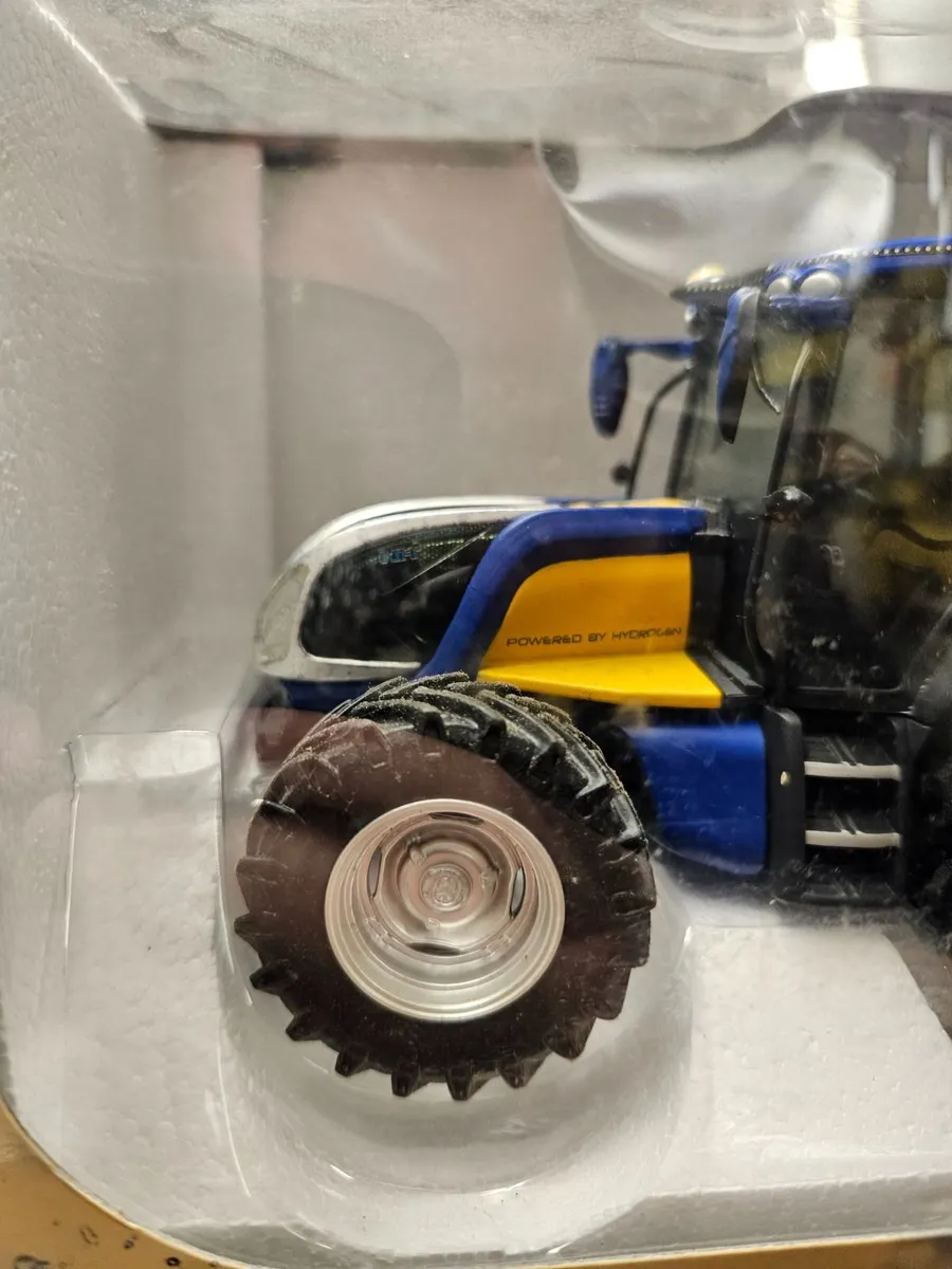 Britain's Ross New Holland Tractor - Image 4