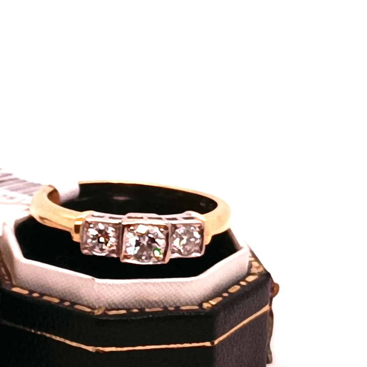 3 Stones Diamond Ring, 18k Yellow Gold - Image 2