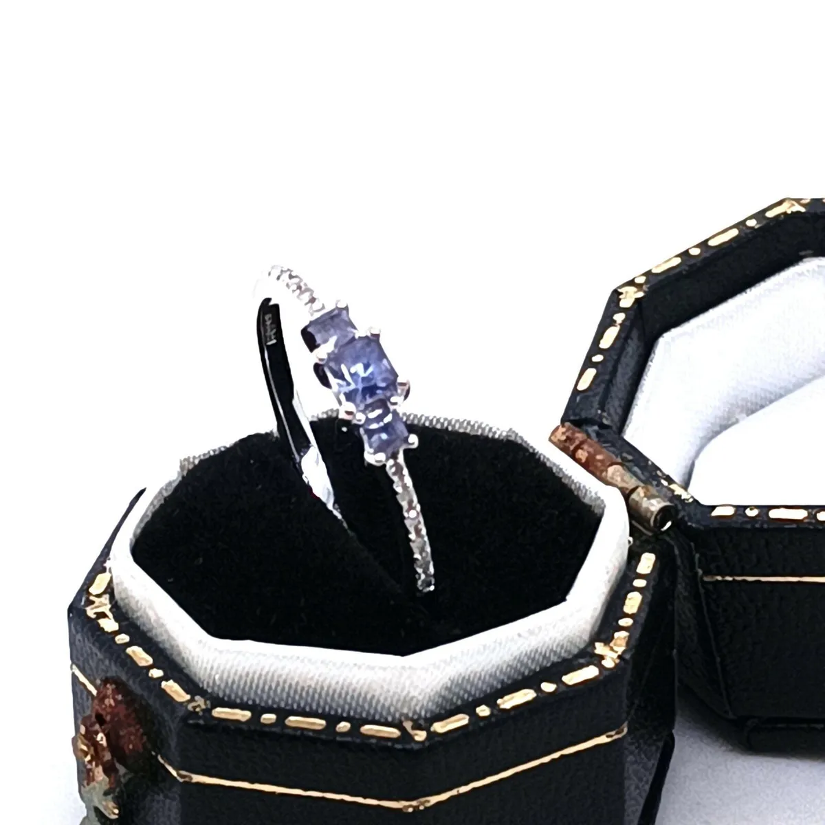 18k White Gold, CZ & Violet Stones Ring - Image 4