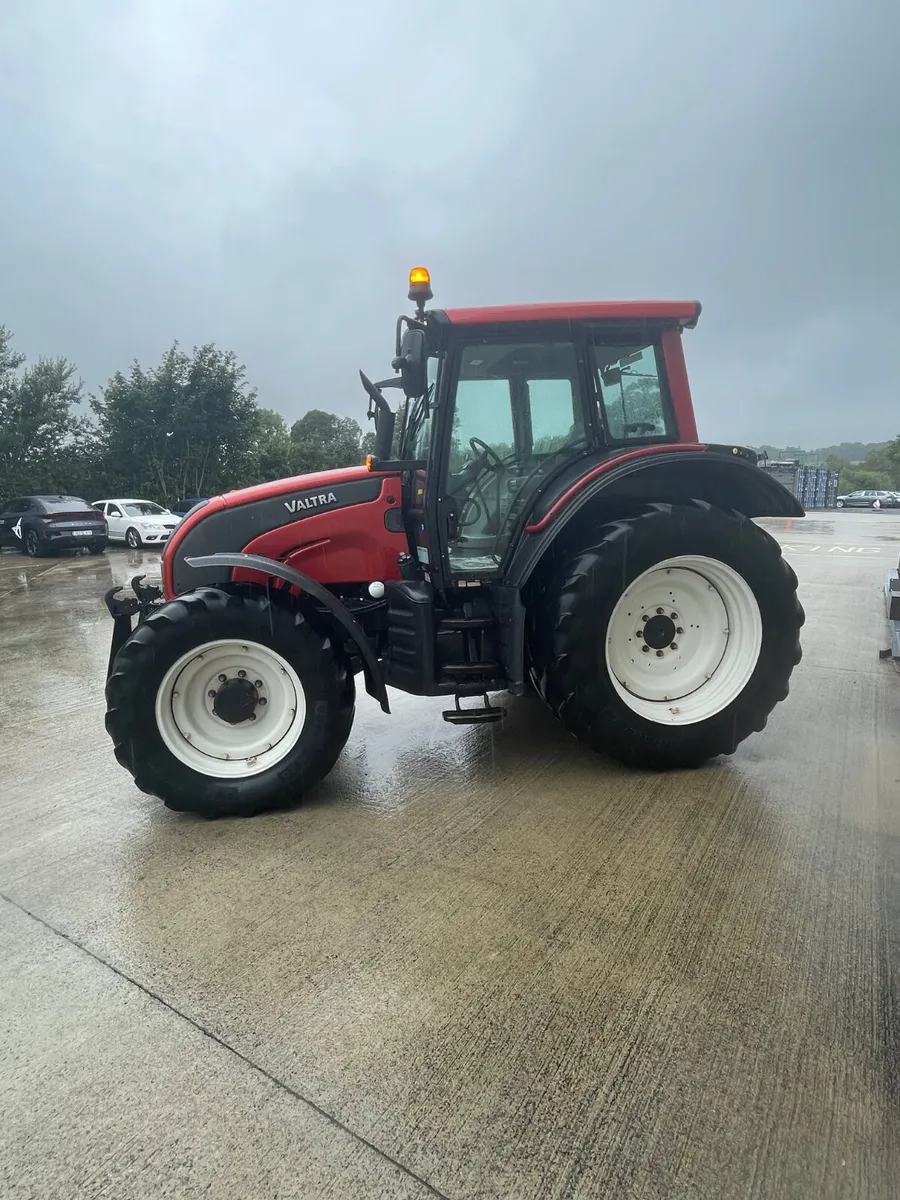 2010 Valtra N121 HiTech - Image 2