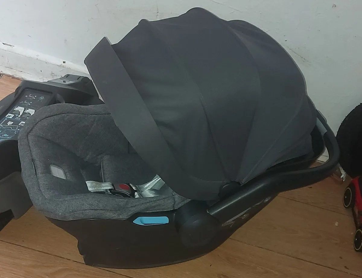 Uppababy mesa isize car seat with isofix base - Image 1