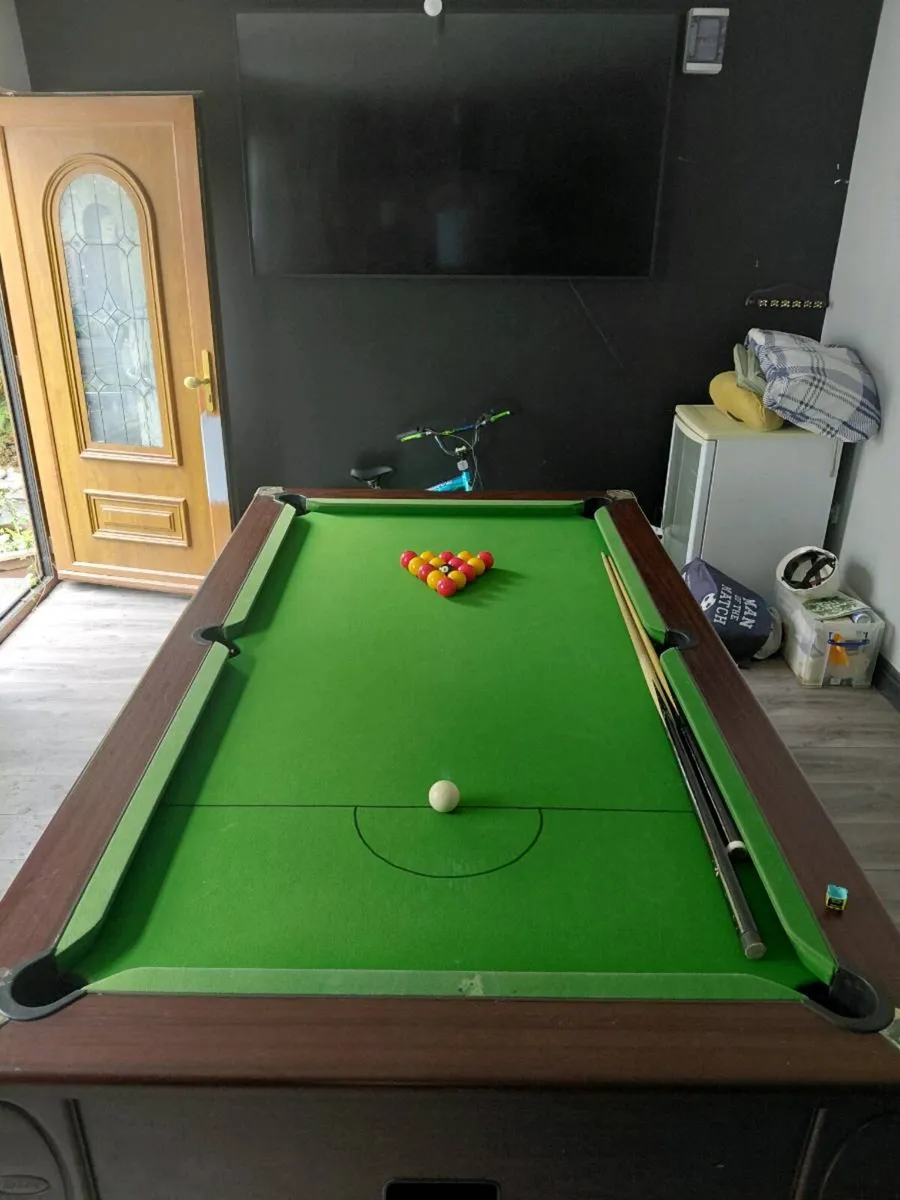 Pool table - Image 1