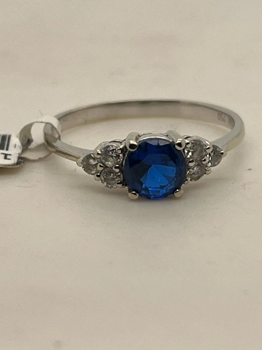 18k white gold blue stone cz ring - Image 1