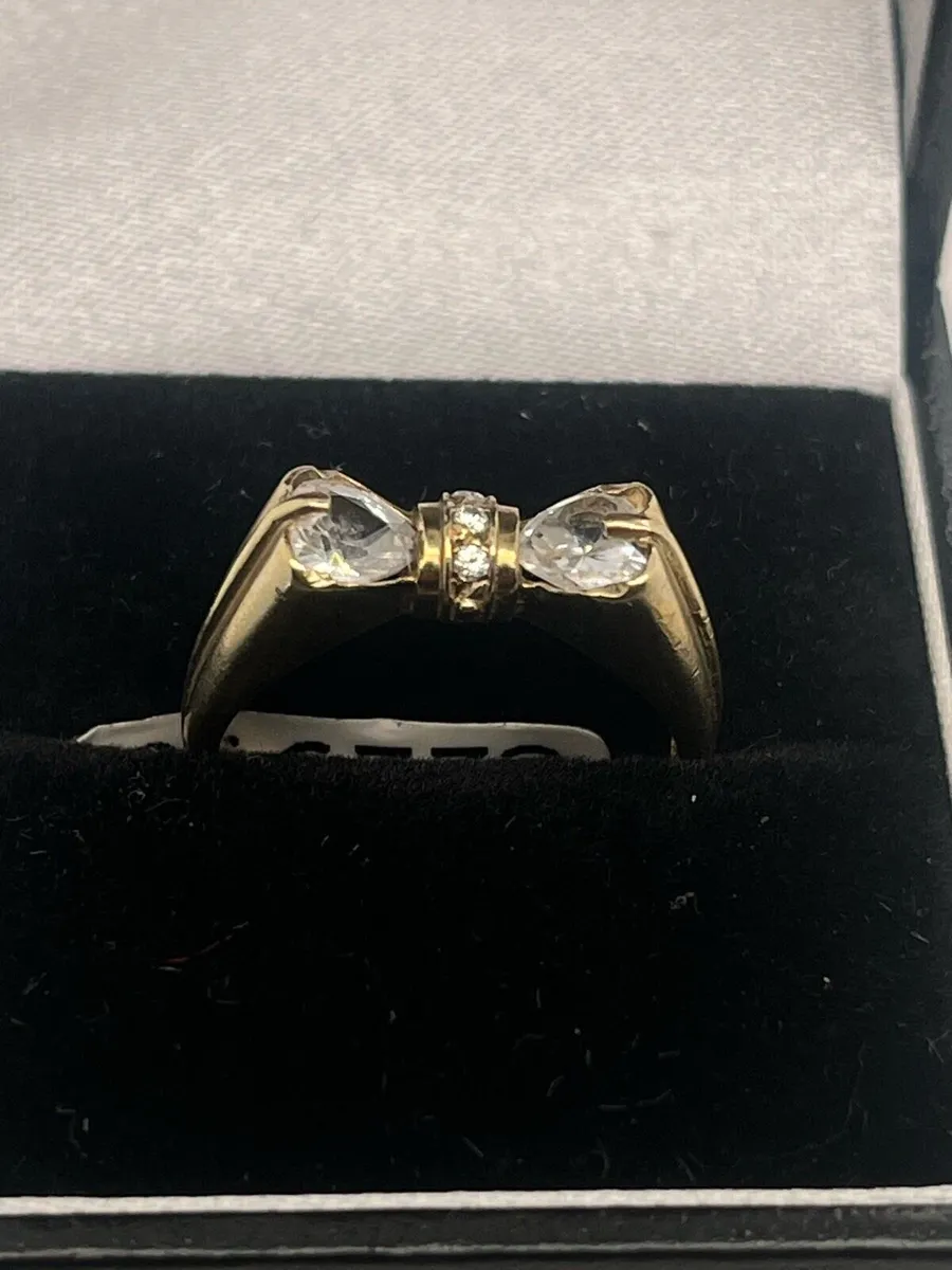 9k gold cz bow ring. - Image 1
