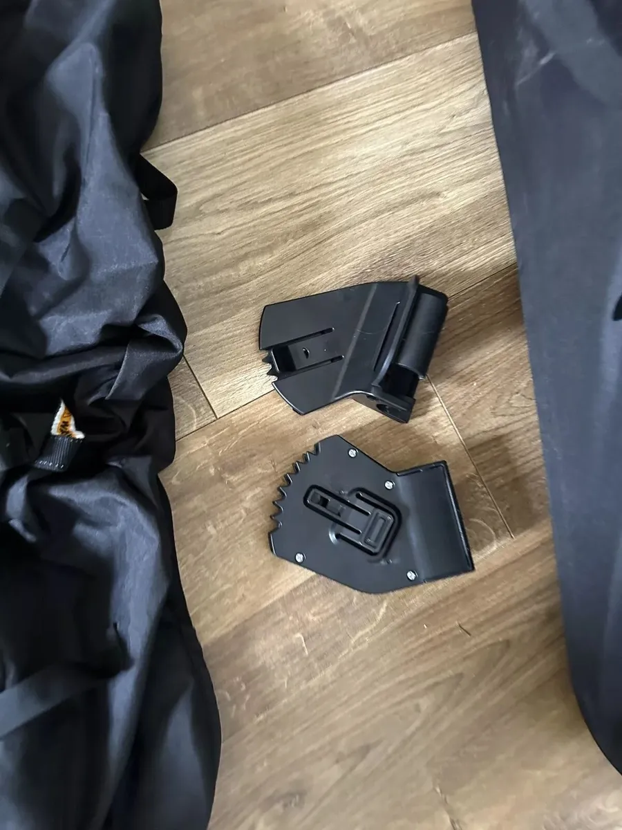 Mountain Buggy carrycot and rear facing seat - Image 3