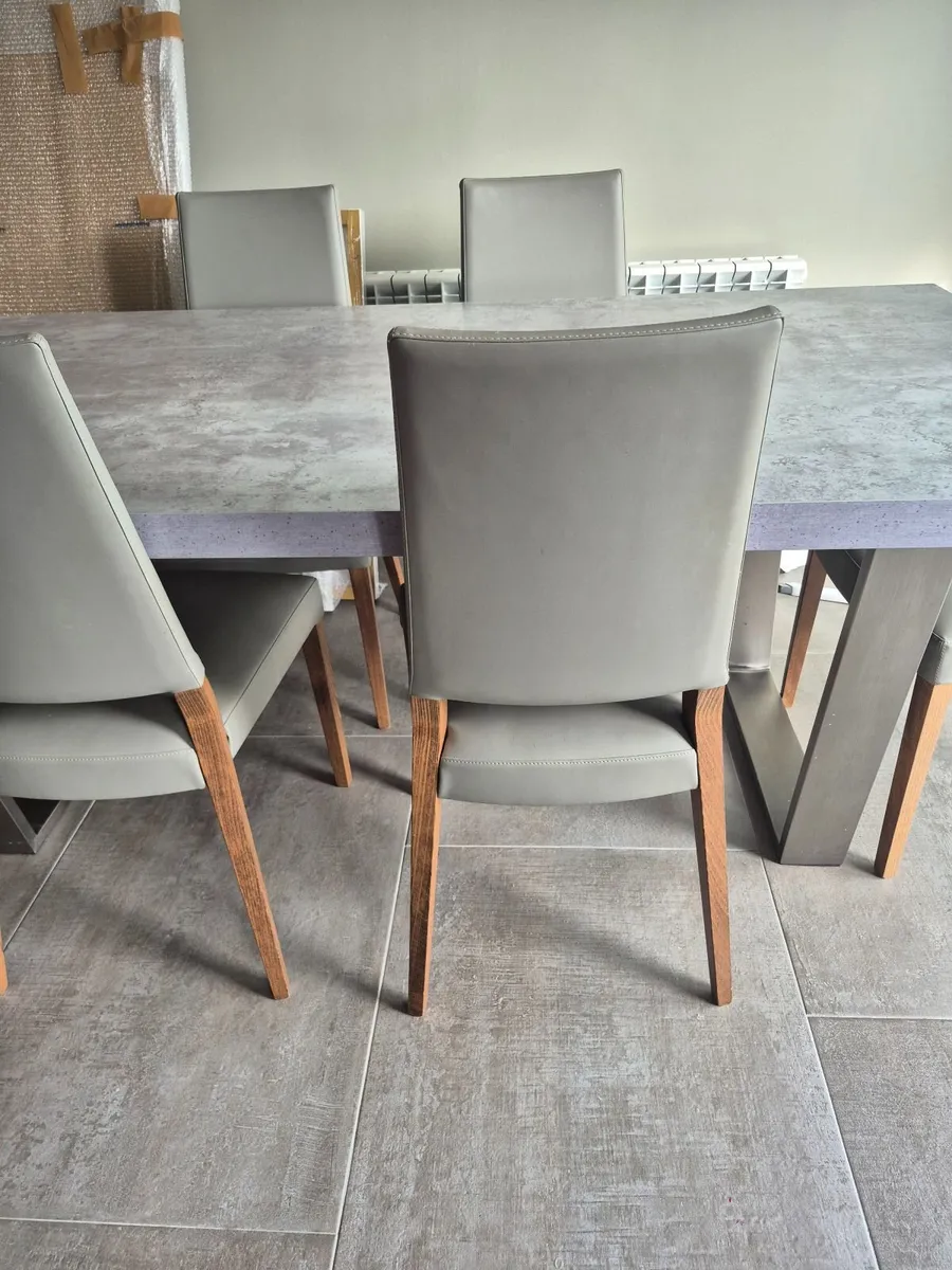 Kitchen table and chairs - Image 4