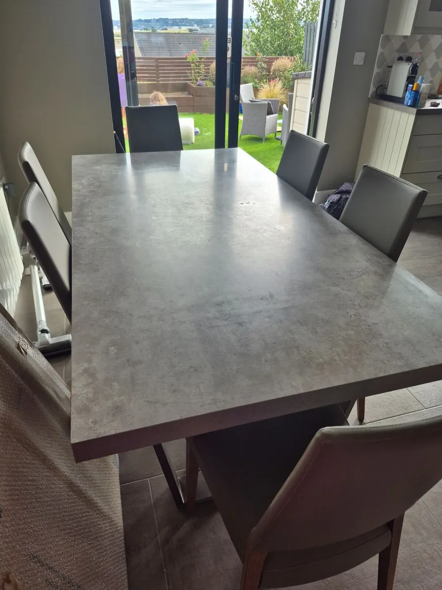 Kitchen table and chairs - Image 1
