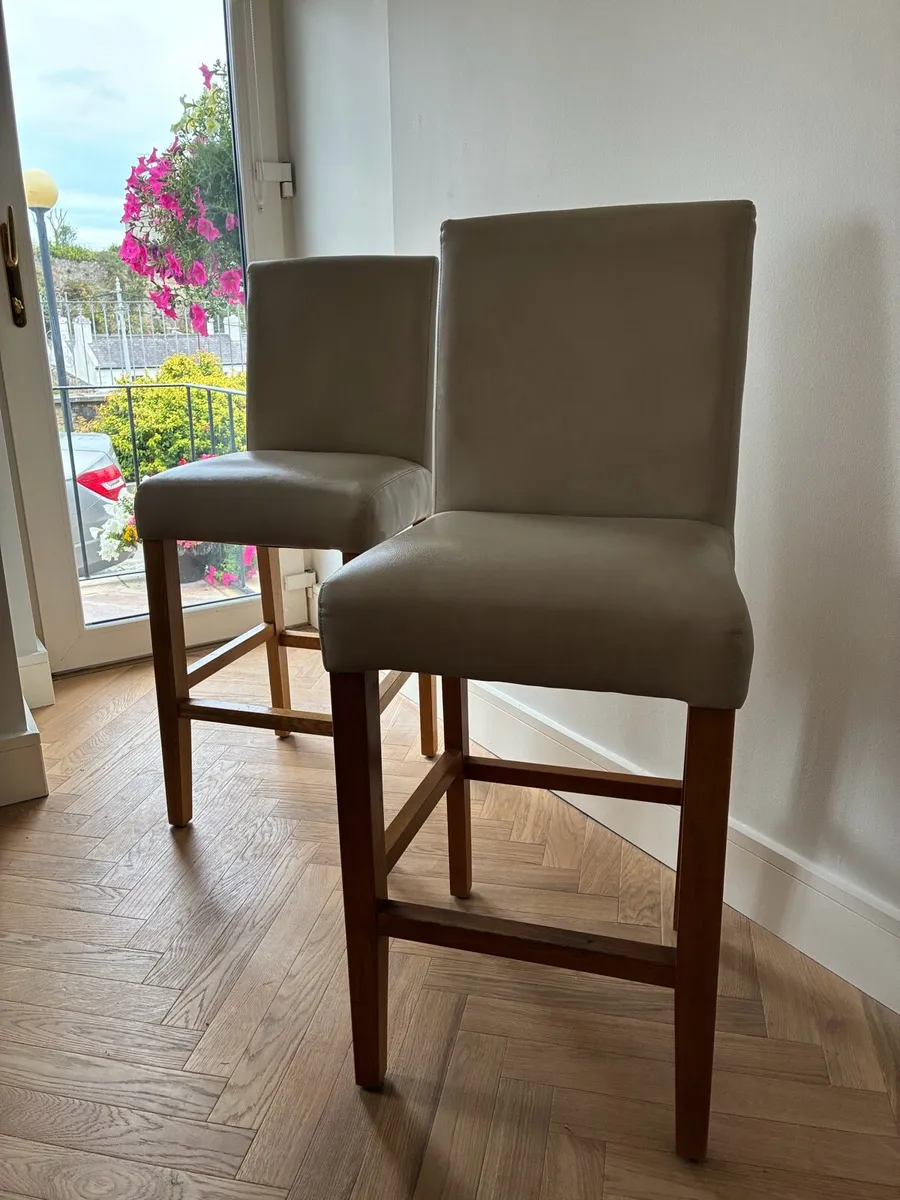 2 Leather bar/island stools. Upholstered backing. - Image 1