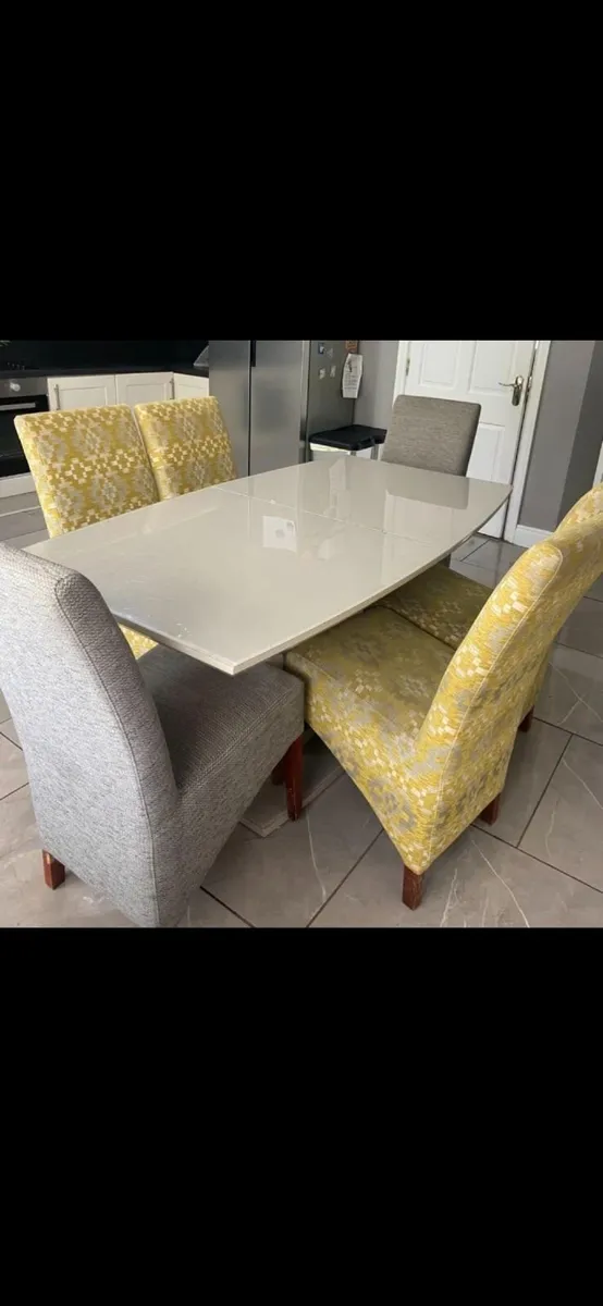 Table and chairs - Image 1