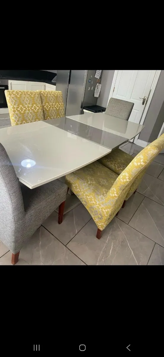 Table and chairs - Image 2