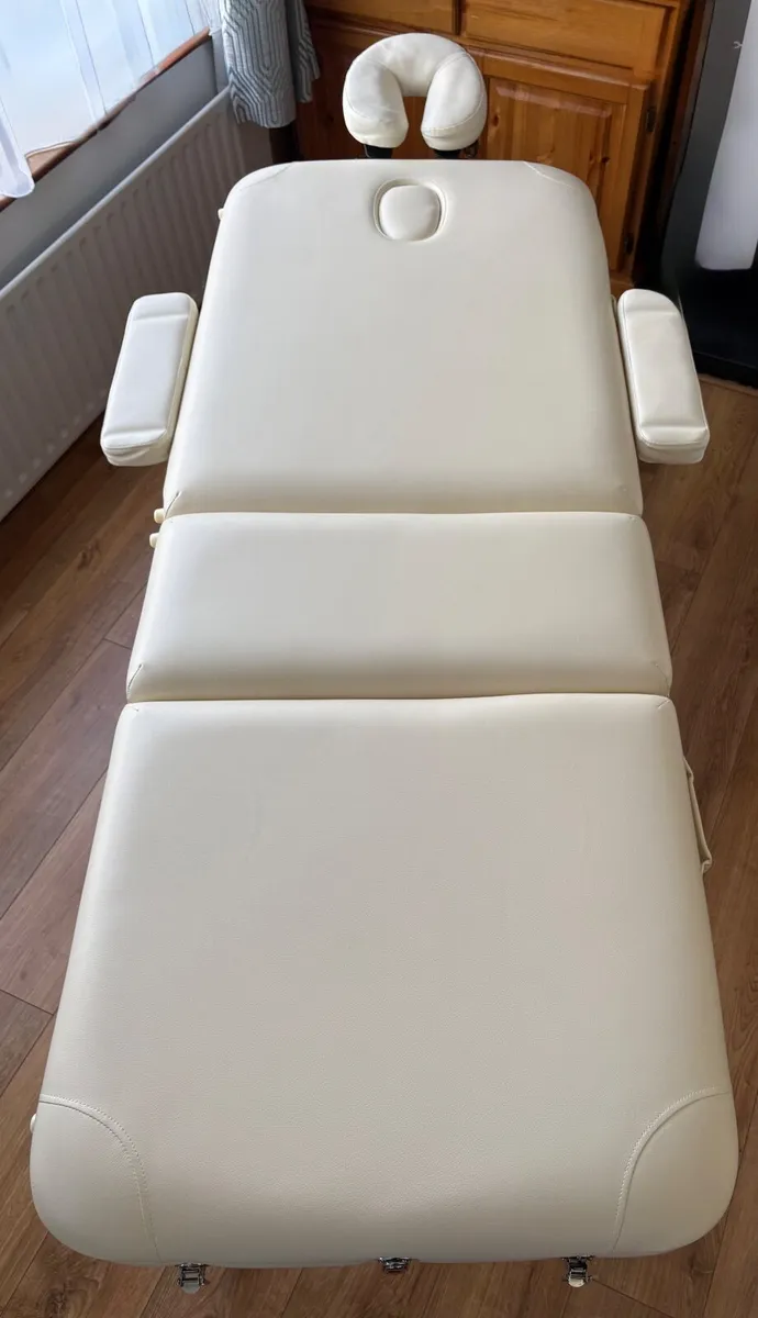 Massage bed & waxing pot & finger soak bowl - Image 1