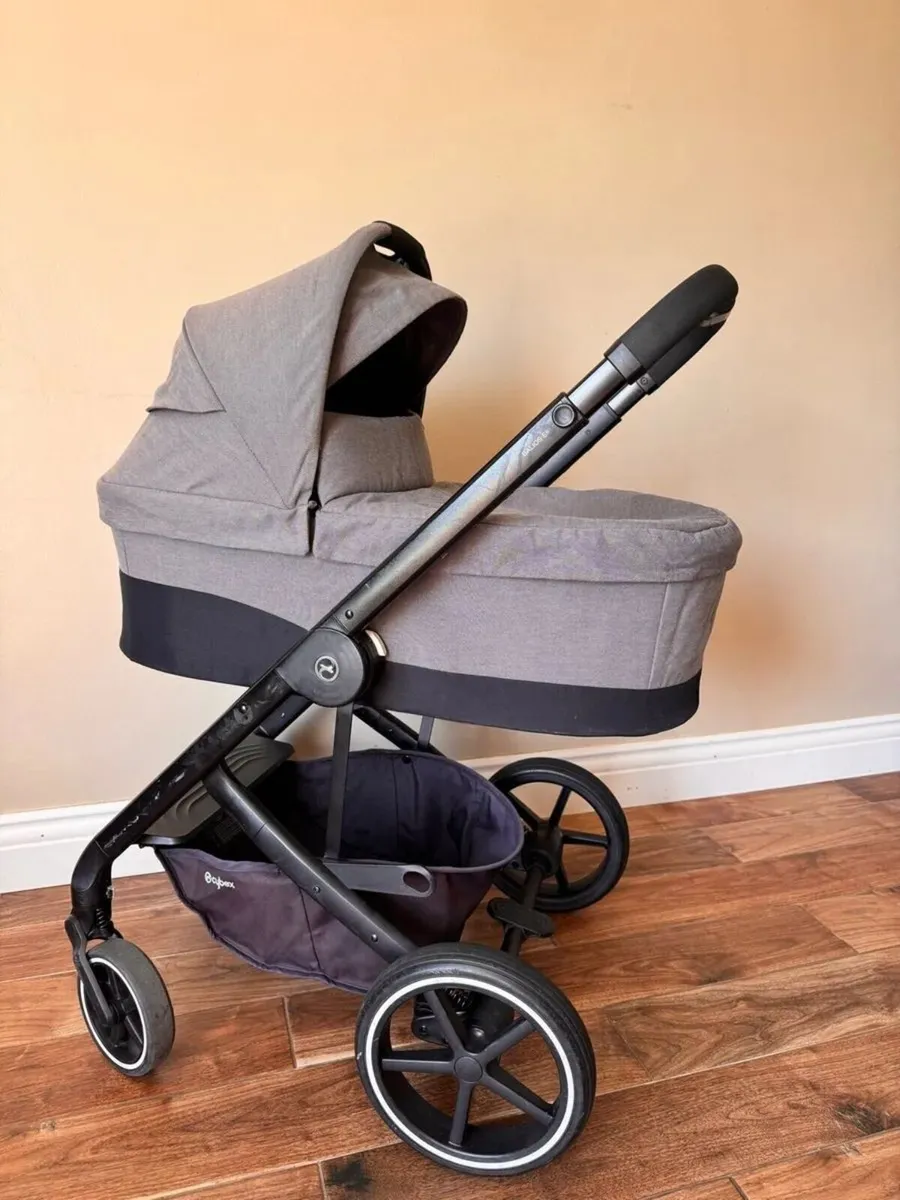Cybex Carrycot and wheels - Image 1