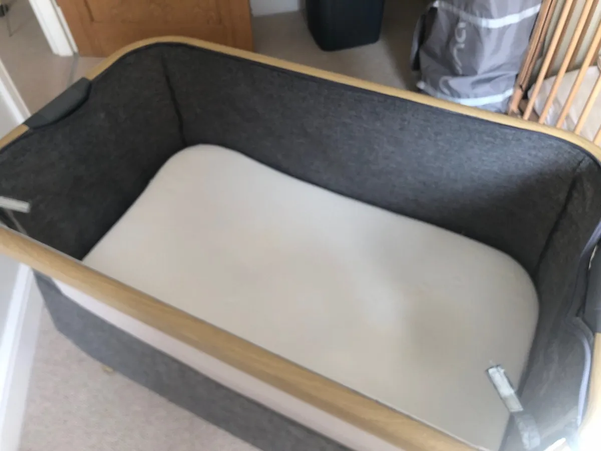 Bedside crib - Image 1