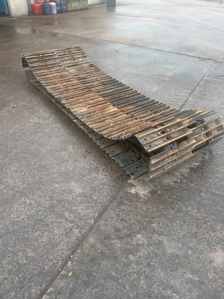 New Tracks, 450mm Pads & Chains To Suit Hitachi ZX - Image 1