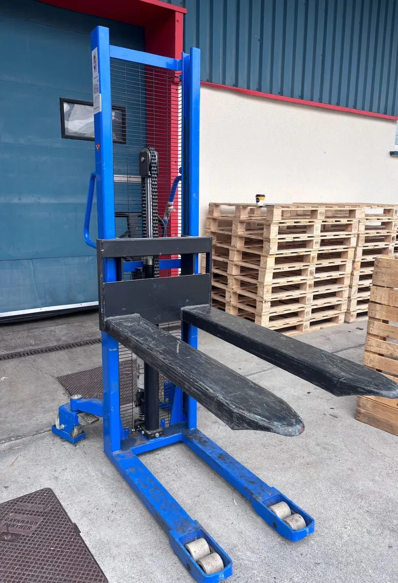 Manual Pallet Stacker – 1000kg Capacity / 1.6m Lif - Image 1