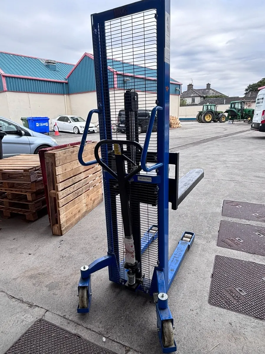 Manual Pallet Stacker – 1000kg Capacity / 1.6m Lif - Image 3