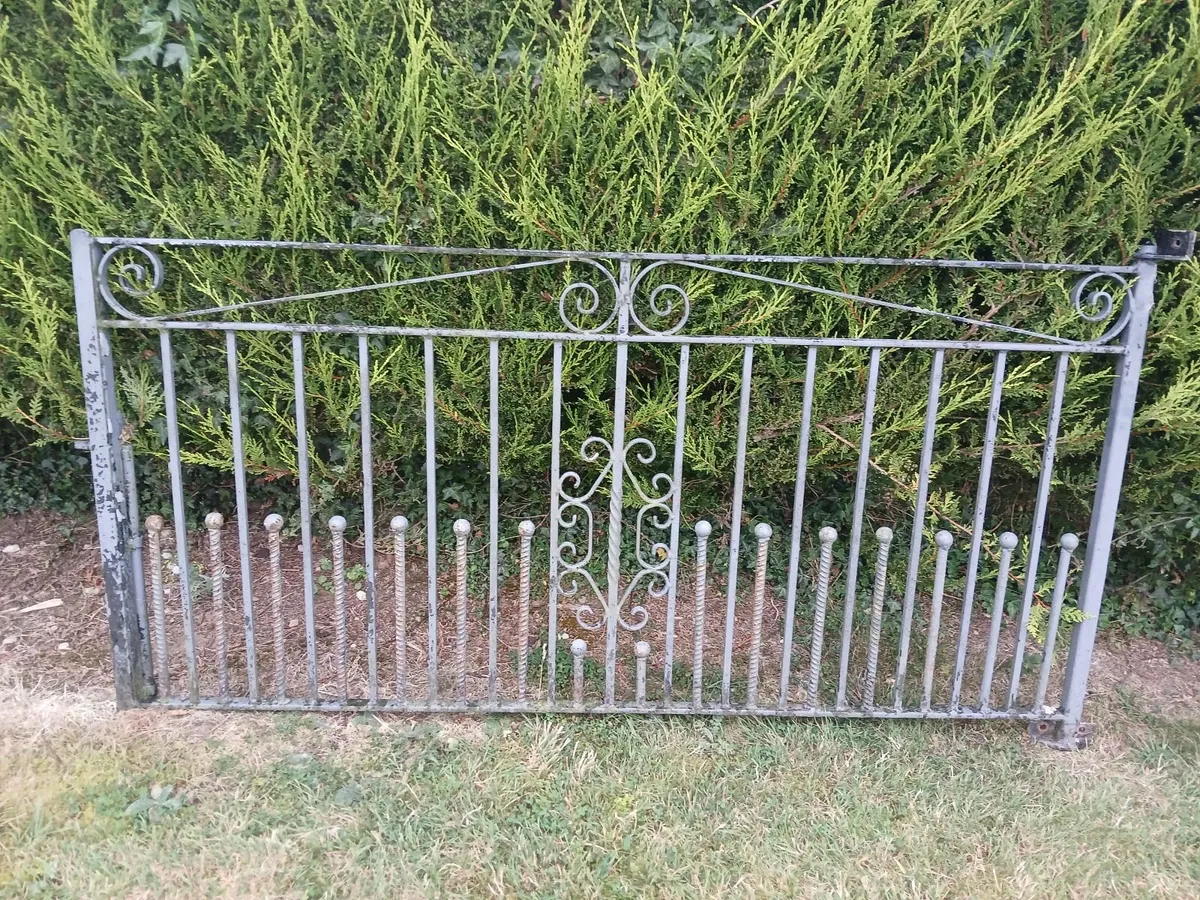 Set of gates - Image 1