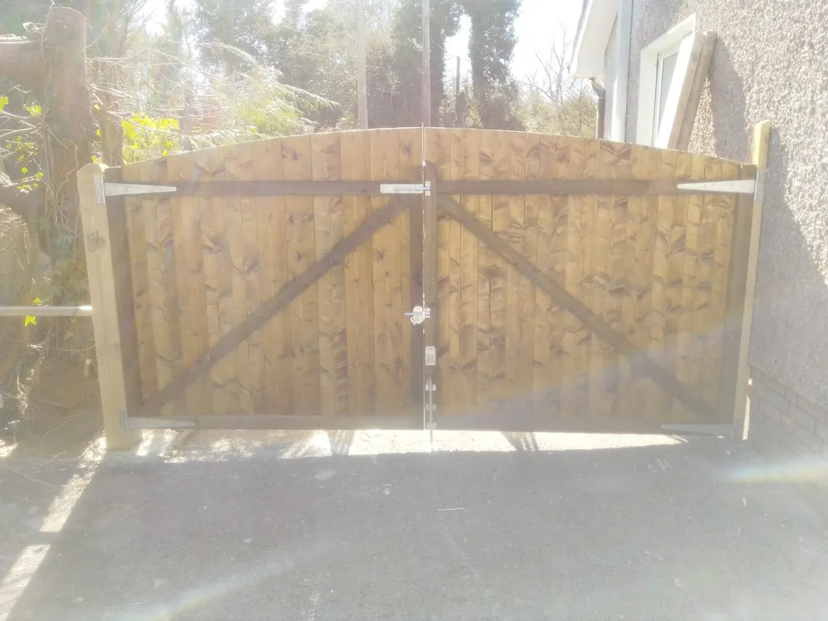 Garden fencing, decking, timberwork - Image 3