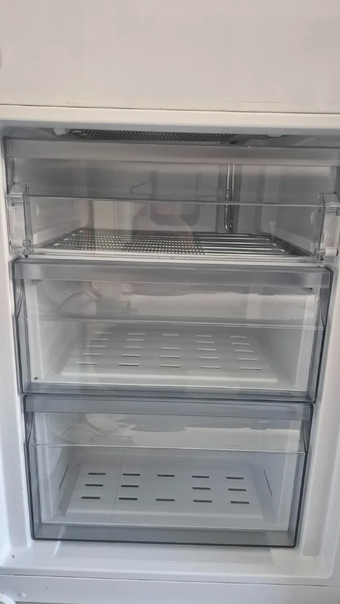 Caple RI7300 Integrated Fridge Freezer - Image 3