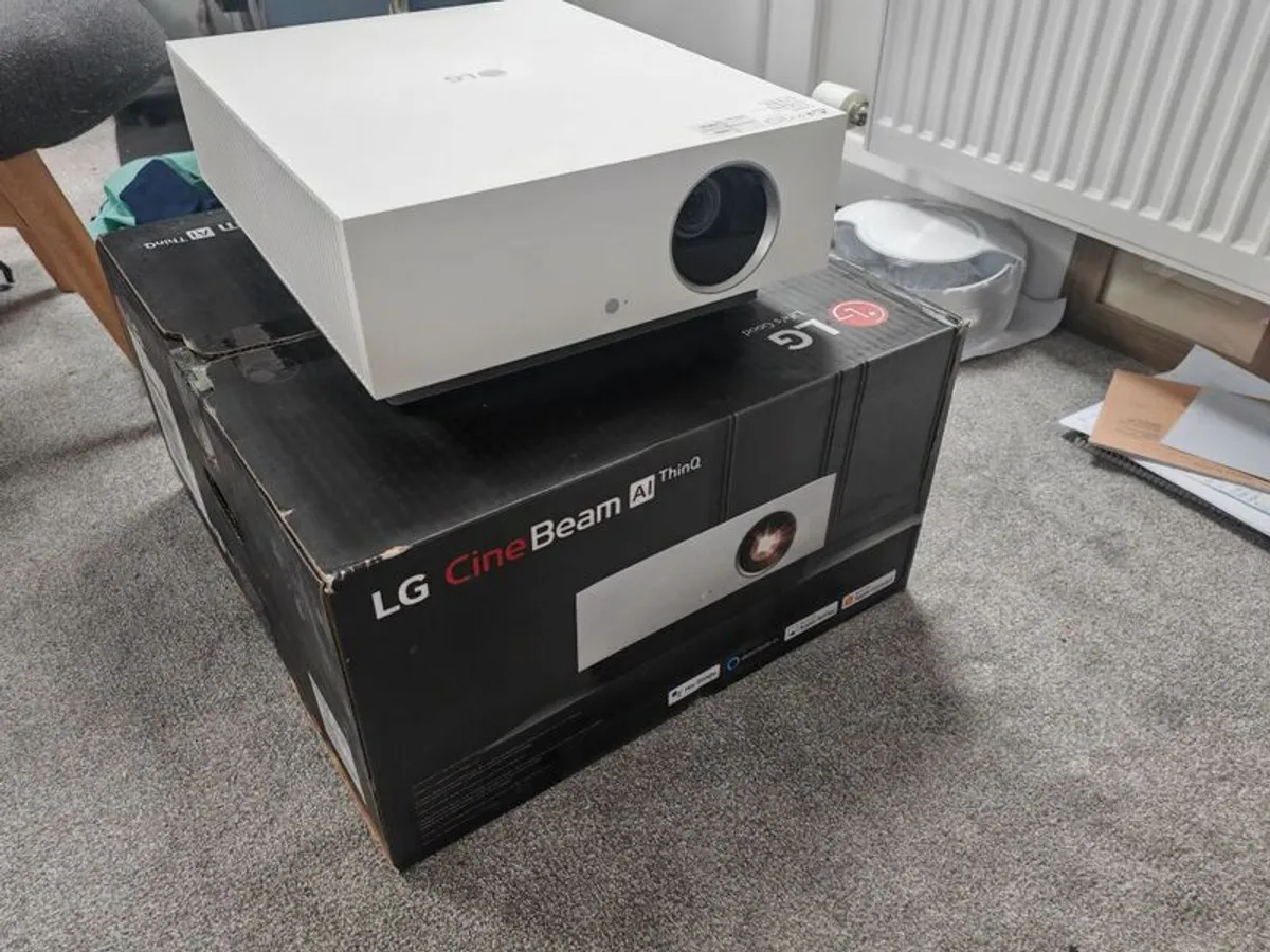 LG HU810pW UHD projector - Image 1