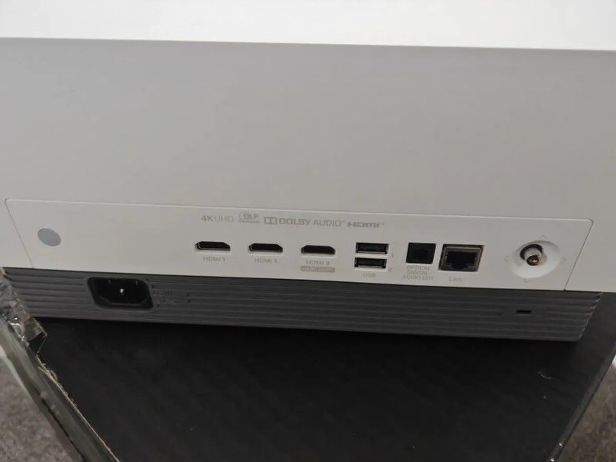 LG HU810pW UHD projector - Image 2