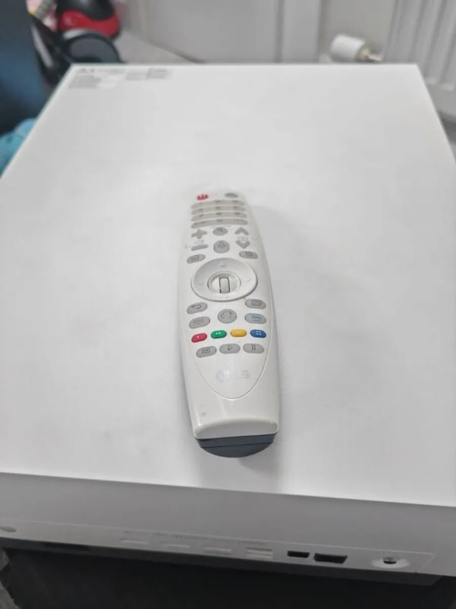 LG HU810pW UHD projector - Image 3