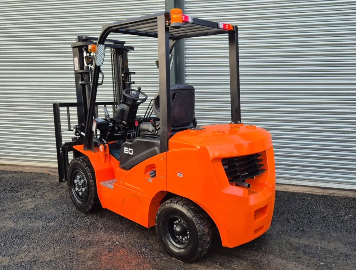2025 SURESTAC 3TON DIESEL FORKLIFT NO VAT - Image 3
