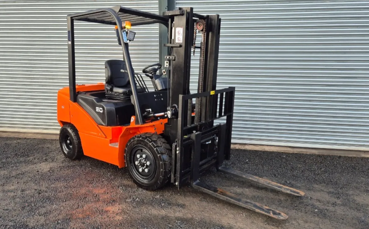 2025 SURESTAC 3TON DIESEL FORKLIFT NO VAT - Image 1