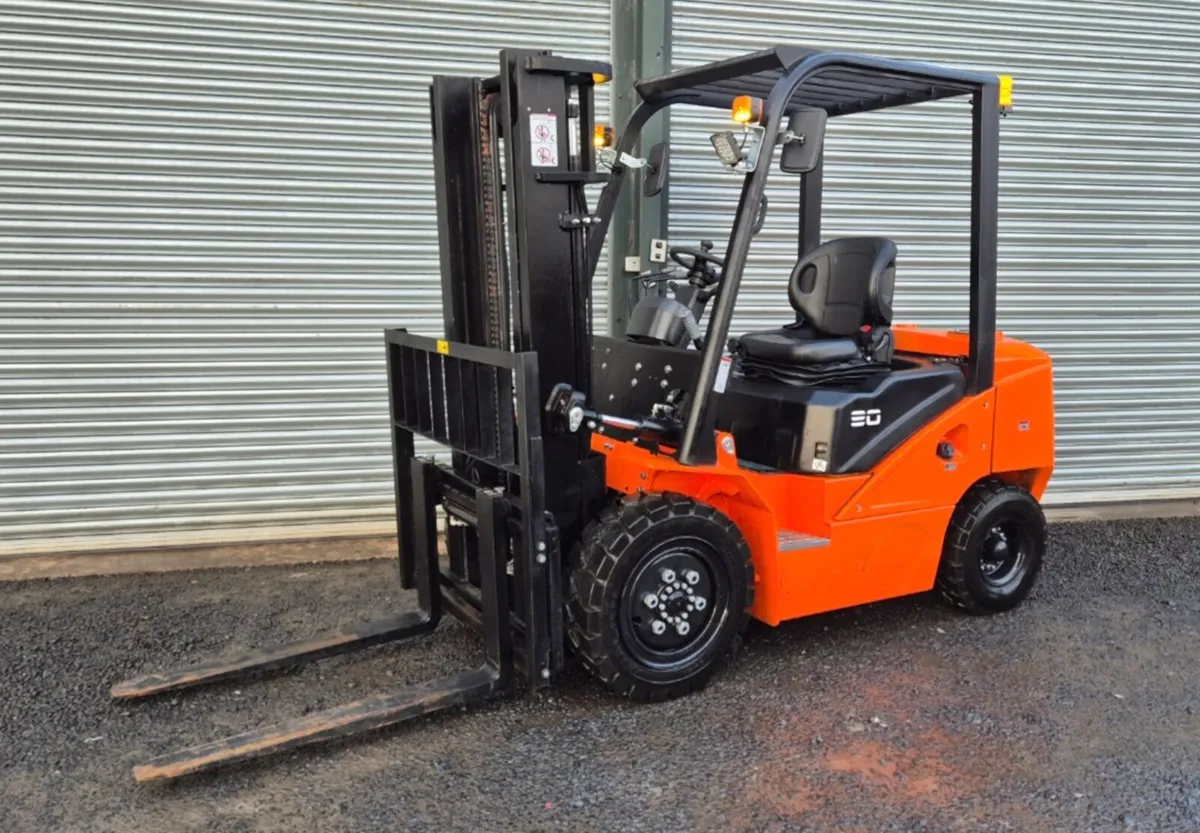 2025 SURESTAC 3TON DIESEL FORKLIFT NO VAT - Image 2