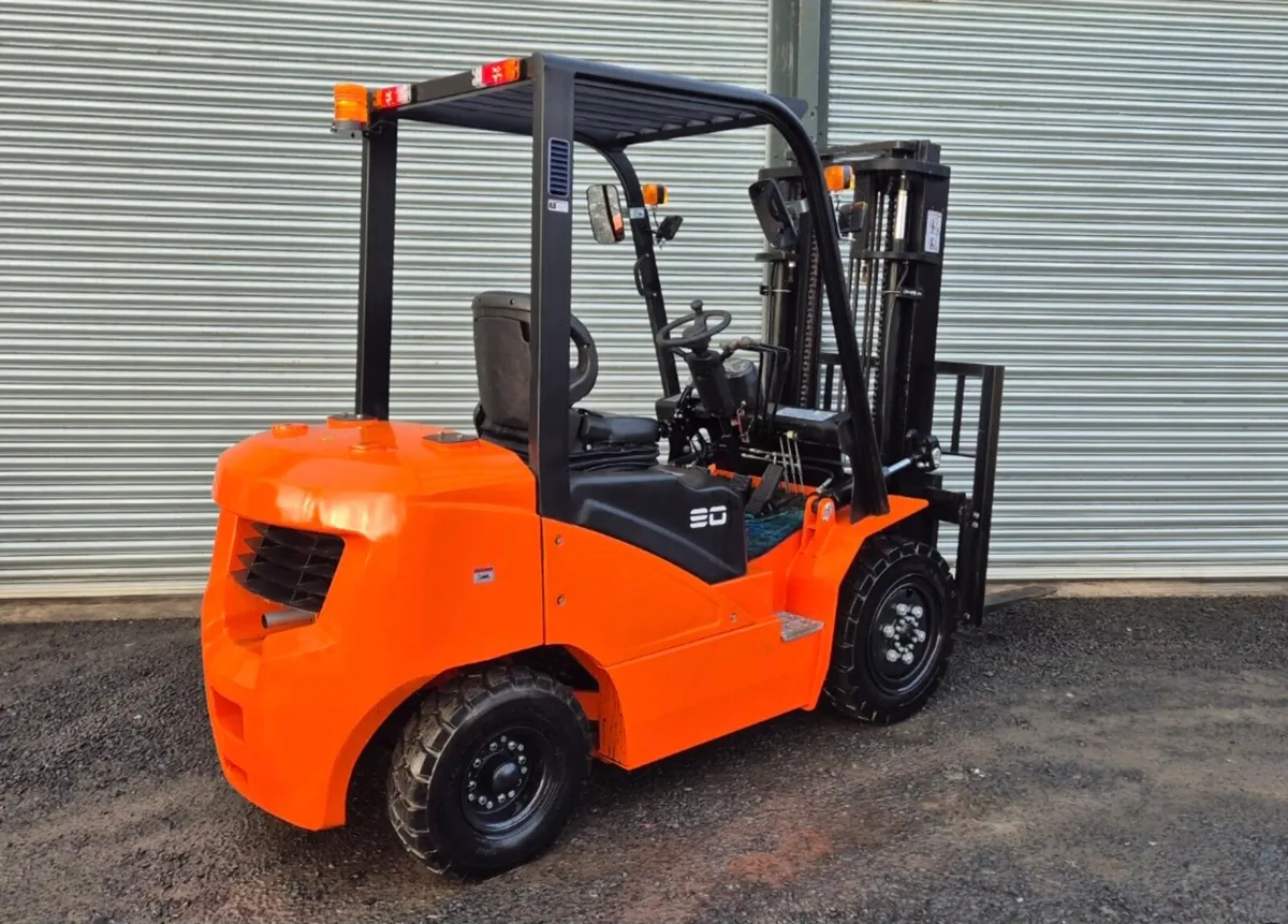 2025 SURESTAC 3TON DIESEL FORKLIFT NO VAT - Image 4