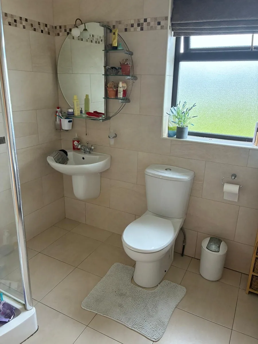 Bathroom suite - Image 1