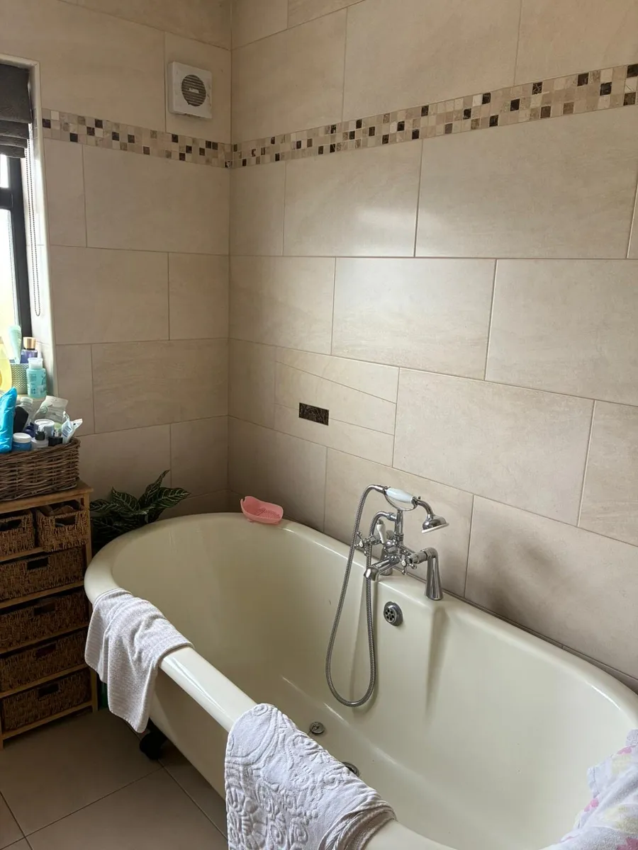Bathroom suite - Image 2