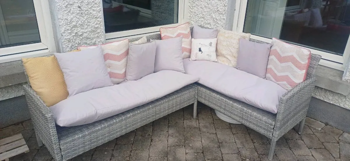 Garden furniture - Image 1
