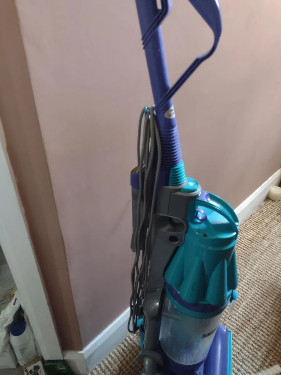 Upright bag-less allergy Dyson DC07 hoover - Image 3