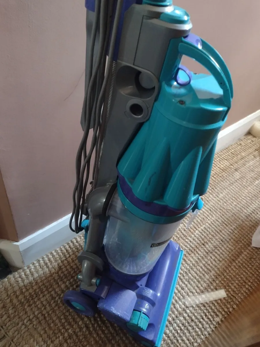 Upright bag-less allergy Dyson DC07 hoover - Image 4