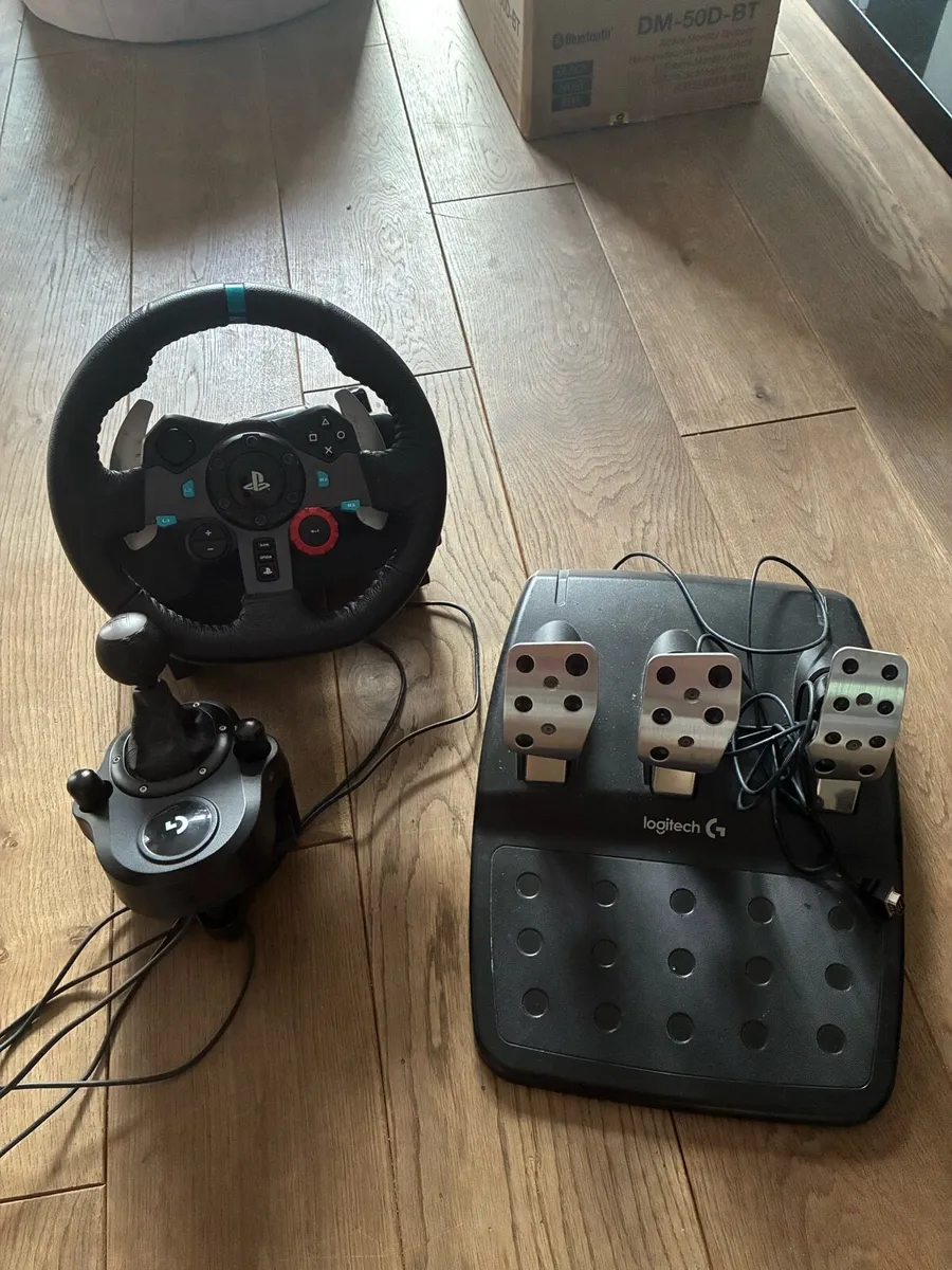 Logitech ps4/5 wheel, gearstick and pedals - Image 1