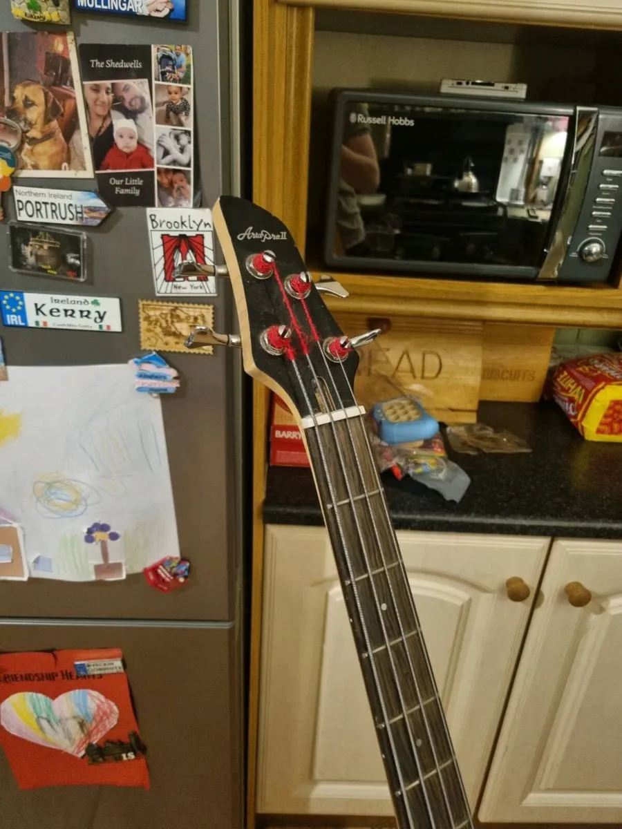 Bass guitar and amp - Image 2