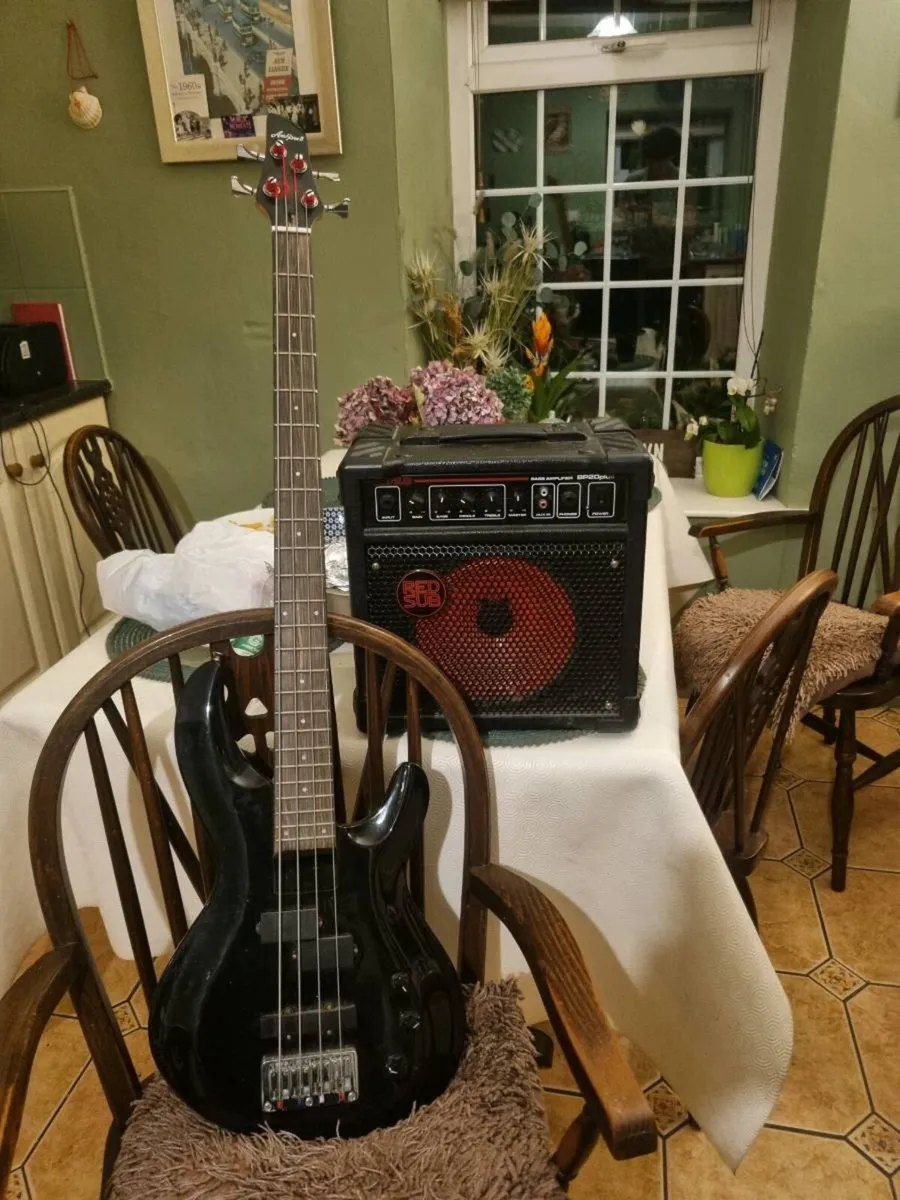 Bass guitar and amp - Image 1