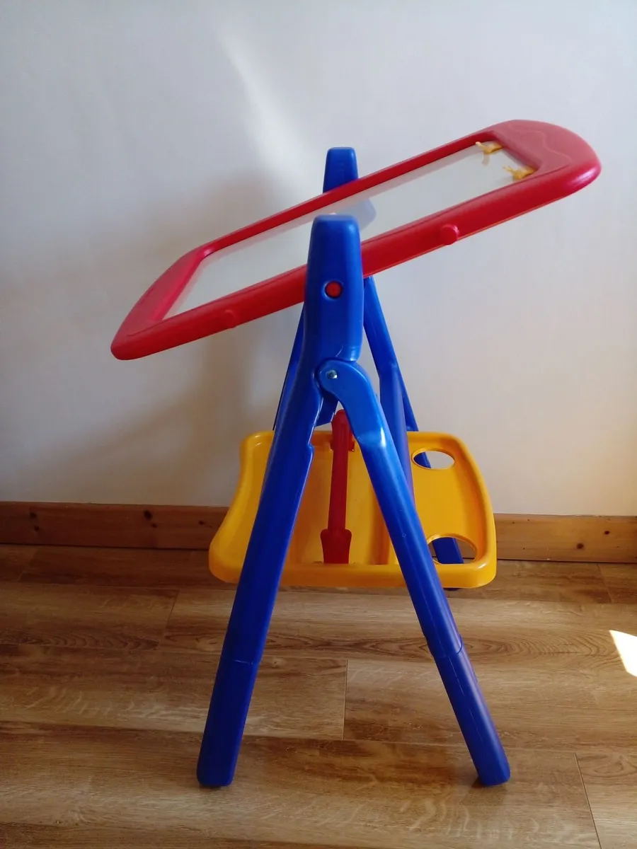 Crayola Qwikflip 2-Sided Easel - Image 3