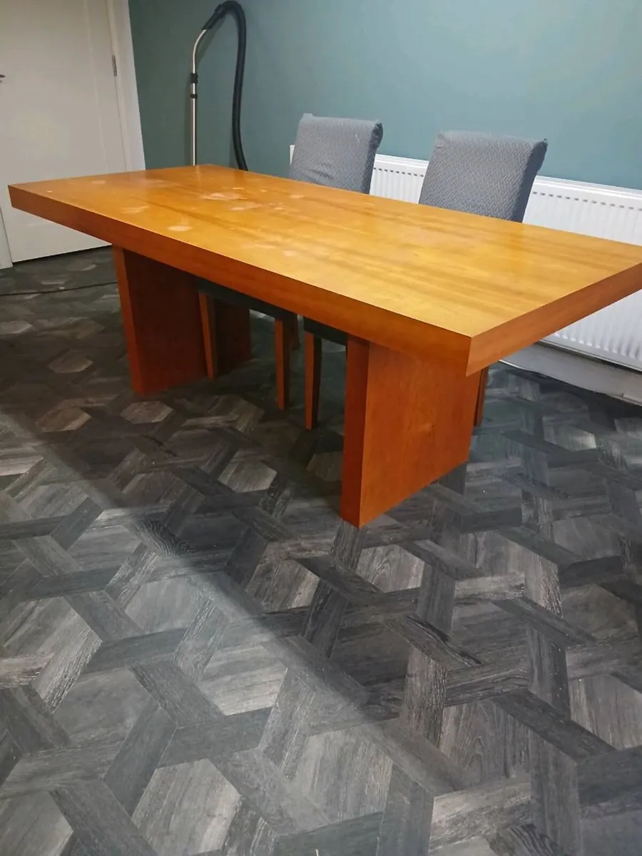 Table and 4 chairs - Image 1