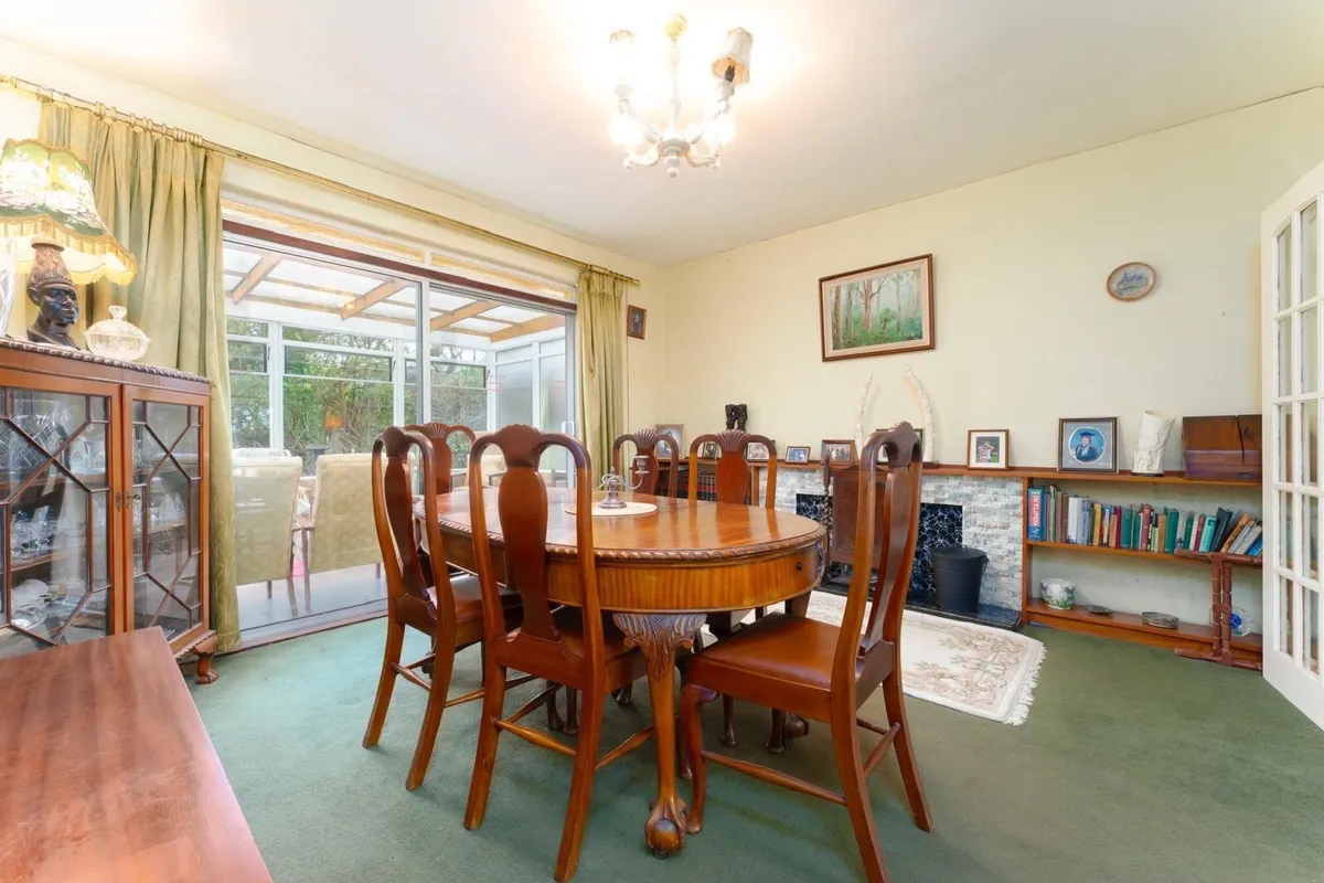 Traditional Mahogany Dining Table & 6 chairs - Image 1