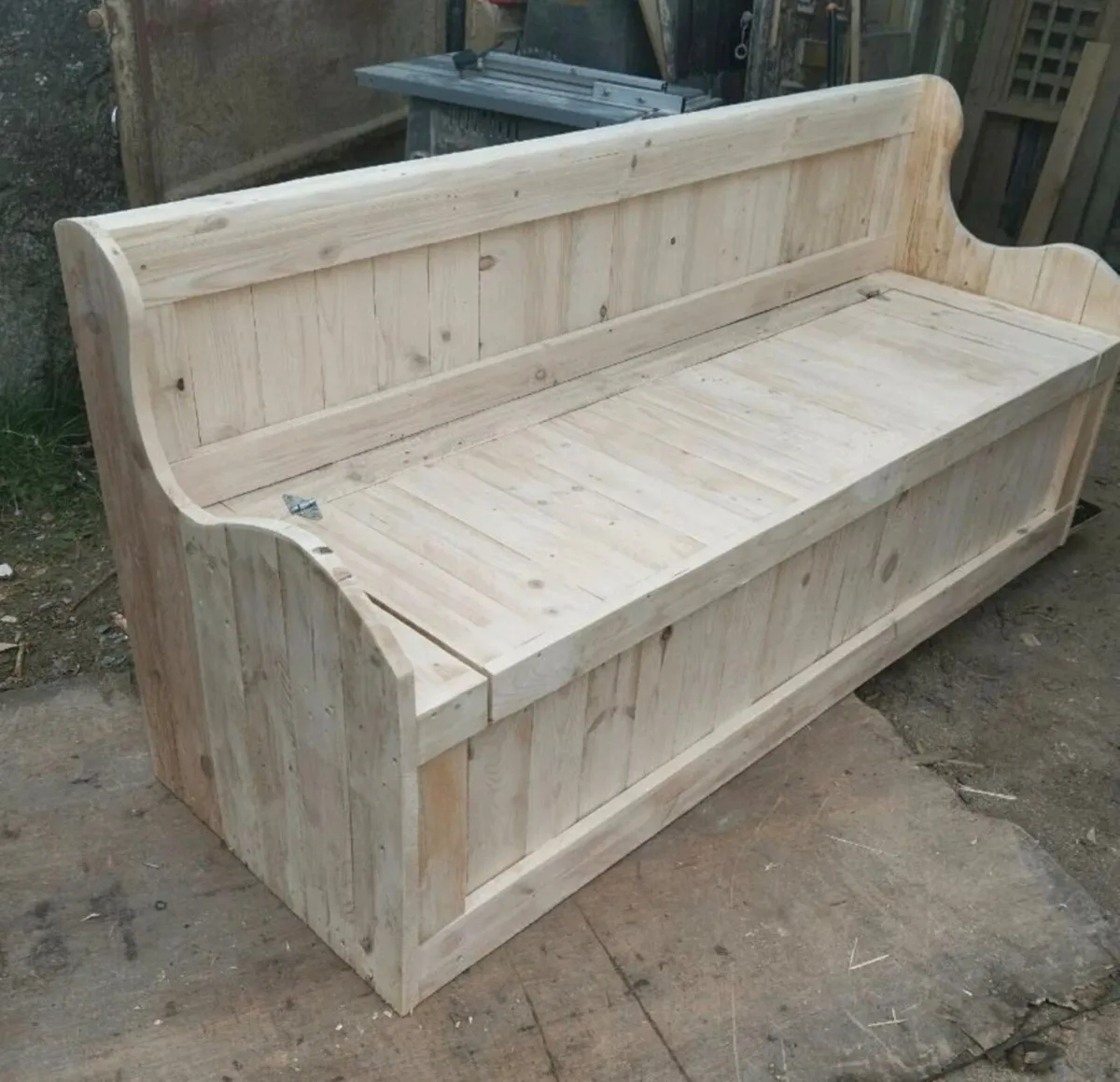 Rustic banquet seating - Image 4