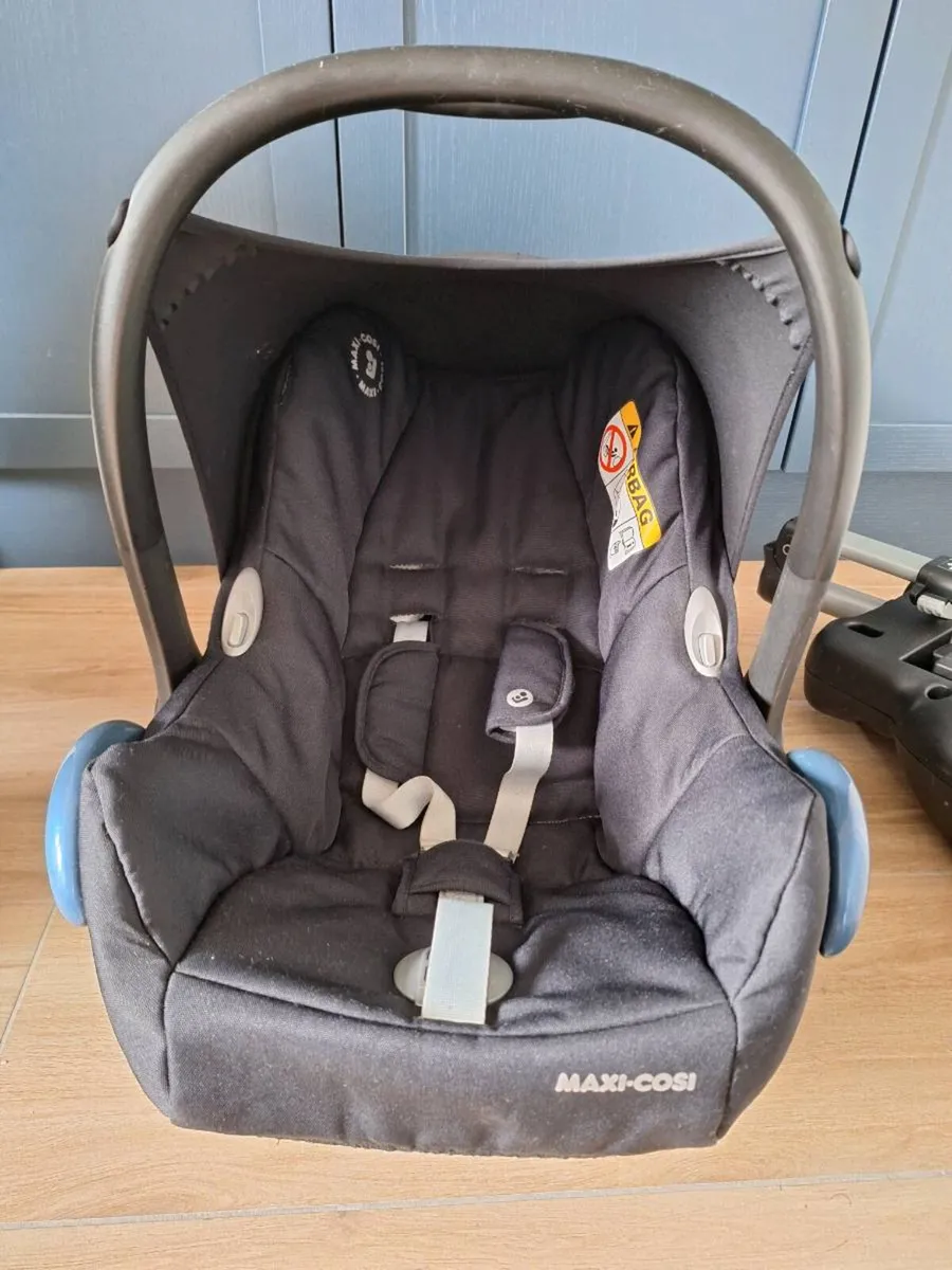 Maxi cosi car seat and base - Image 1