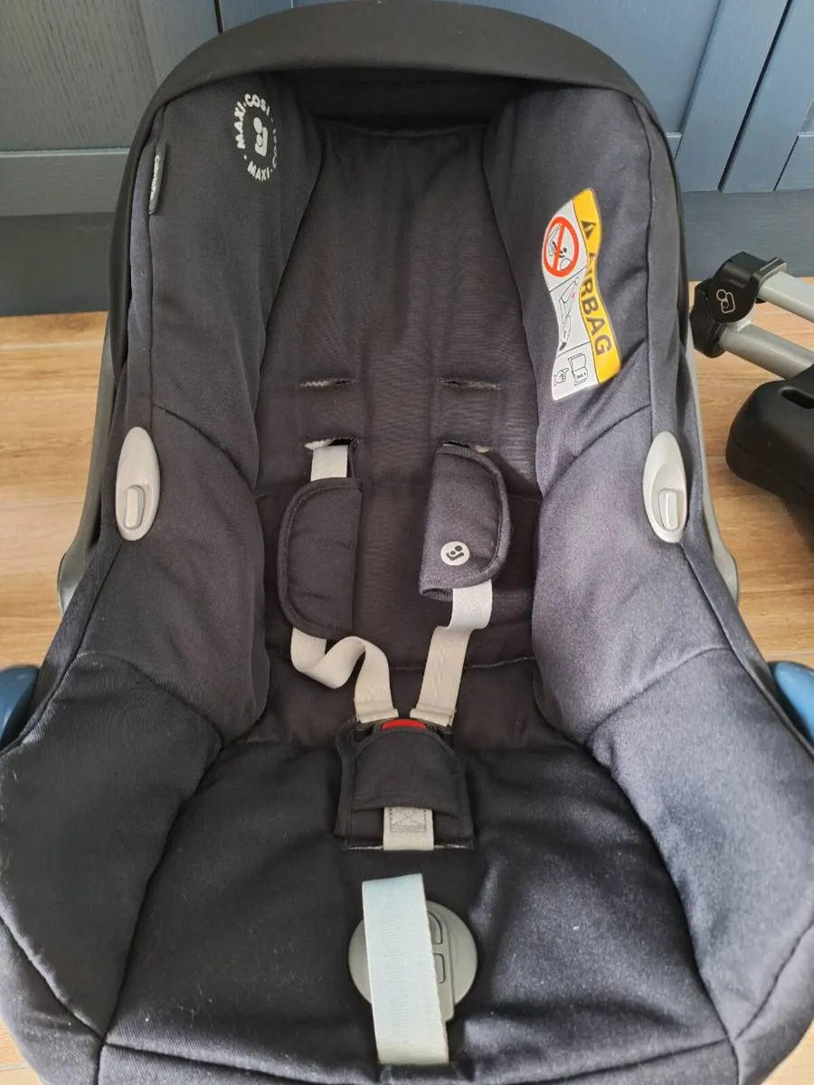 Maxi cosi car seat and base - Image 2