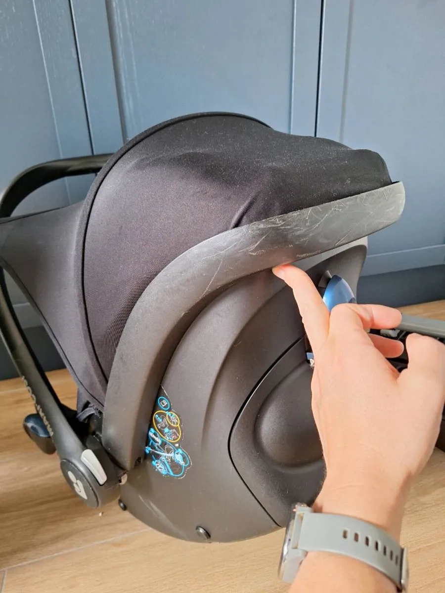 Maxi cosi car seat and base - Image 3