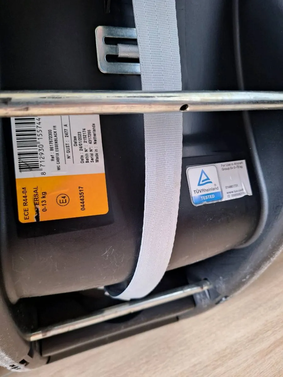 Maxi cosi car seat and base - Image 4