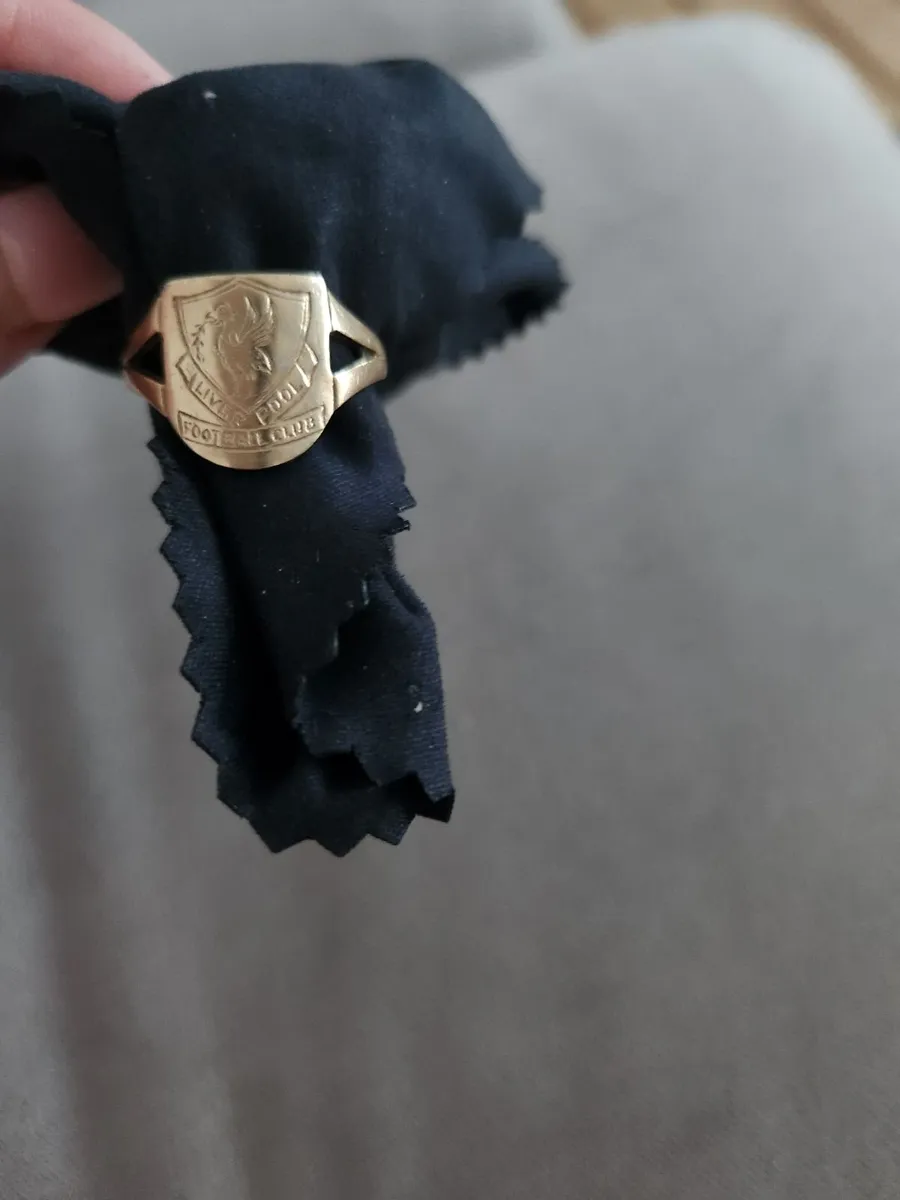 Mens lfc 9ct gold ring - Image 1