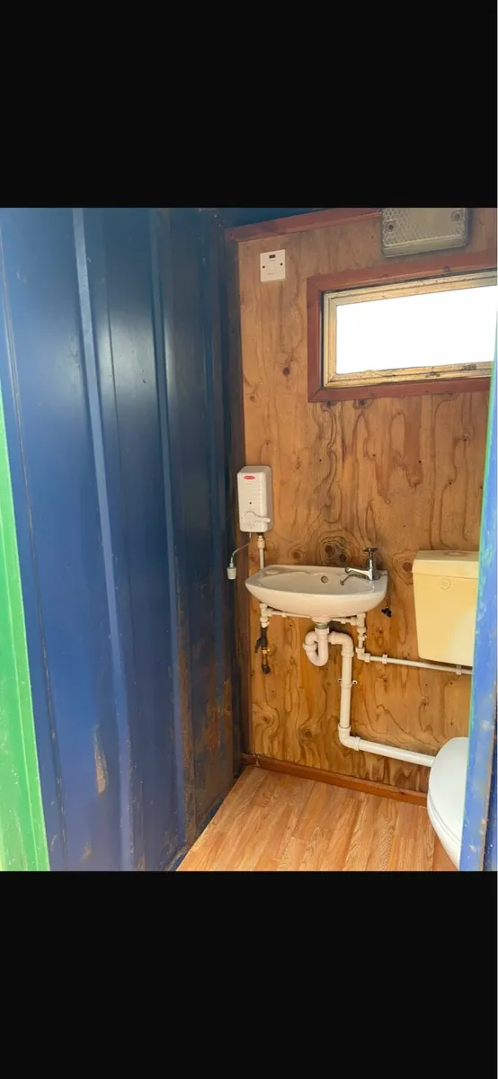 Outdoor yard/building site toilet - Image 4